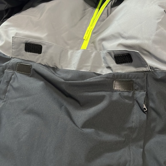 Under Armour Mahlon Waterproof Hooded Pullover jacket Black Grey Boys M L Ski - Picture 12 of 14